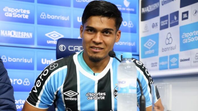 Arezo pode ser titular na Arena da Baixada