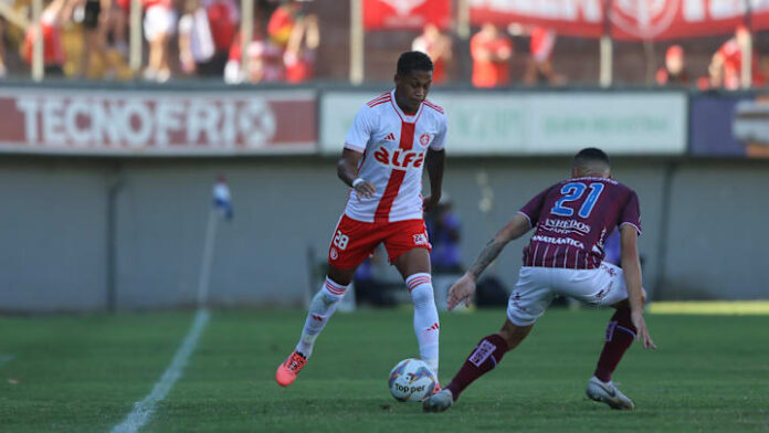 Vitinho marcou dois gols contra o Caxias