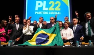 Flávio Bolsonaro define chapa à Presidência com Alfredo Gaspar