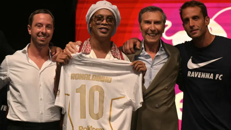 Ronaldinho Gaúcho é apresentado no Ravenna, vira acionista e jogará na Série C