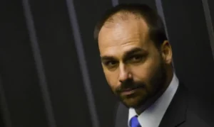 Justiça demite Eduardo Bolsonaro da PF por abandono de cargo