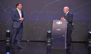 Lula e Flávio Bolsonaro trocam acusações no primeiro debate na TV Band