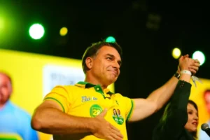 Flávio Bolsonaro obtém apoios e defende reforma constitucional