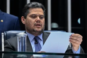 Alcolumbre marca votação do fim da escala 6×1 para terça-feira