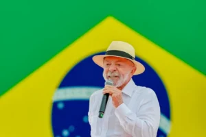 Lula muda coordenação de campanha e mira reformular discurso para 2º turno