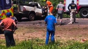 Colisão entre picape e carreta mata motorista e fere passageiro na BR-163