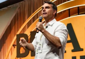 Flávio Bolsonaro pede a Moraes acesso a inquérito sigiloso