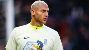 Richarlison divulga documentos em disputa de imóvel com Flávio Bolsonaro