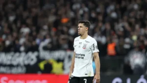 Gabriel Paulista chora e expõe atrasos salariais no Corinthians