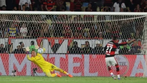 Muslera defende três pênaltis e coloca Estudiantes na final da Libertadores